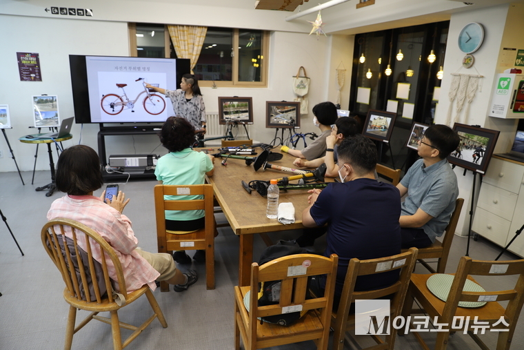 김씨는 성북구 주민을 대상으로 주 2회 자전거 자가 정비 등 기초교육을 실시하고 있다. 