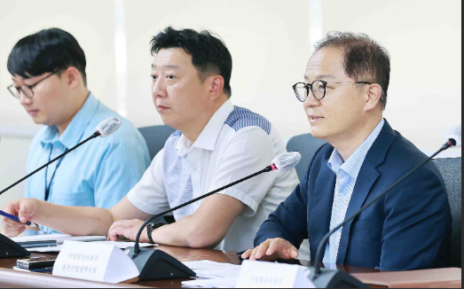 이승렬 산업통상자원부 원전산업정책국장은 11일 정부세종청사 회의실에서 한국무역보험공사, 한국전력공사, 한국수력원자력, 원전수출산업협회, 원자력협력재단 등 원전수출 참여기관 및 협·단체 관계자가 참석한 가운데 열린 「원전수출 첫걸음 프로그램 참여기관 간담회」를 주재했다. 사진/ 산업통상자원부 