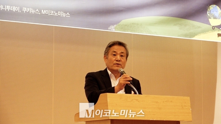탄소중립 흙살리기운동본부 조재성 부총재가 인삿말을 하고 있다. 
