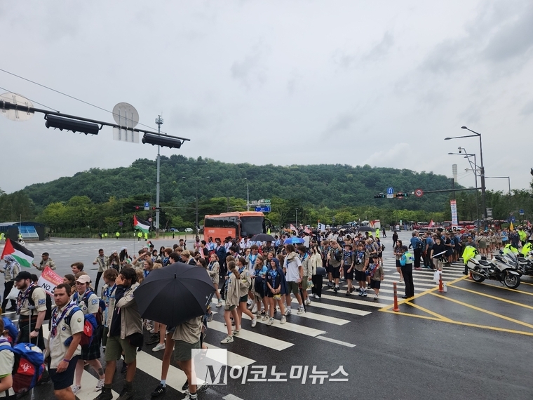 2023 새만금 세계스카우트 잼버리' 폐영식과 K-팝 콘서트가 열릴 예정인 서울 상암월드컵경기장 일대 잼버리 대원들로 붐비고 있는 모습. (사진= 김다훈 기자)