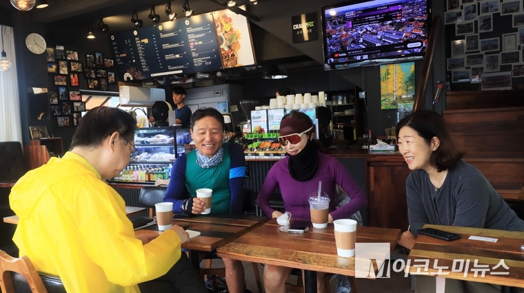 양수역 옆에 있는 자전거 카페. 자전거도로가 개통되기 전부터 이곳에서 매장을 운영해온 윤묘경 씨(맨 오른쪽)는 웬만한 단골손님의 신상을 자세하게 알고 있는 듯 했다. 그녀는 자전거 타는 사람들은 거의 낙천적이고 긍정적인 성격으로 변하는 것 같다고 말했다. 
