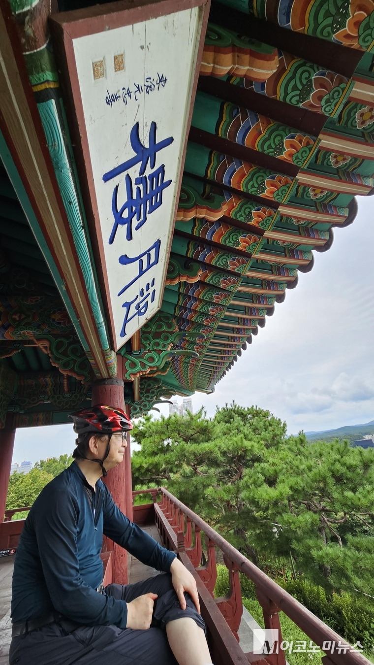 산지가 많은 우리나라는 자전거 타기가 힘들다고 말하지만 3천 개가 넘는 강과 하천을 따라 편안한 자전거도로가 연결되어 많은 사람들이 자전거로 어디든 다닐 수 있게 된다면 자동차로 인한 탄소 배출을 줄여서 생물다양성이 회복되고, 건강하고 행복한 사회가 될 수 있지 않을까. 