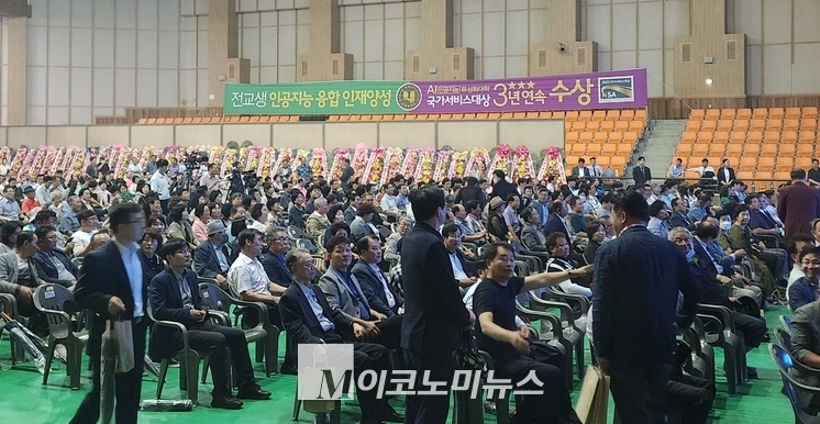 박균택 변호사의 출판기념회에는 안민석 의원(더불어민주당)과 권은희 의원(국민의힘), 전현희 전 국민권익위원장을 비롯해 지역의 원로 정치인과 지역민 등 약 3000여 명이 참석했다.