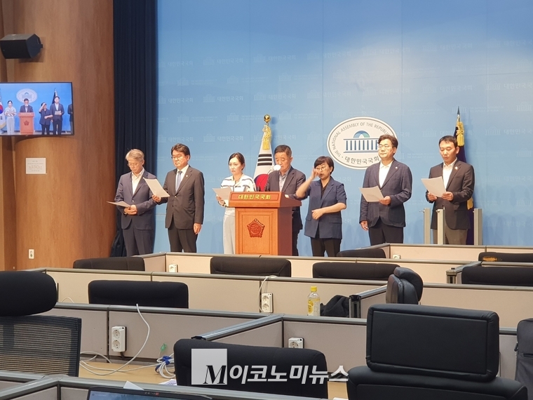더불어민주당 강득구‧김용민‧박찬대‧민형배‧황운하 의원은 19일 국회에서 기자회견을 열었다. 사진/ 김다훈 기자 