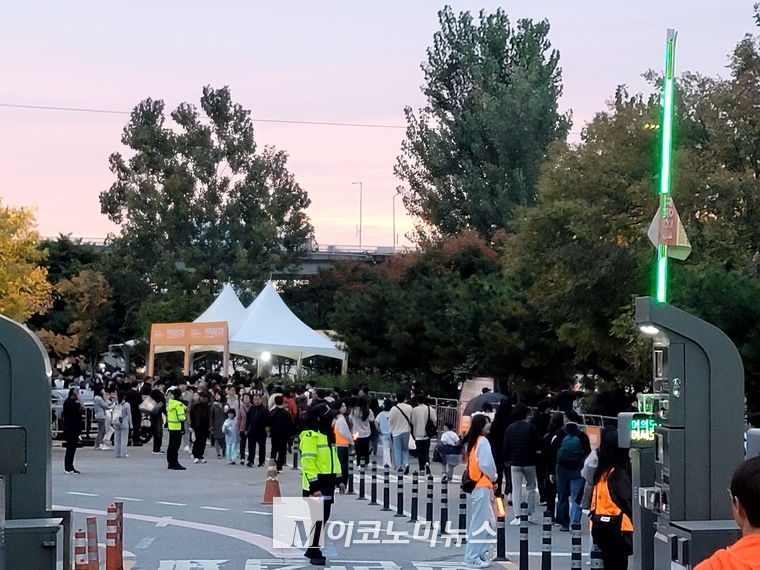 안내요원들은 시민들에게 안전을 위해서 멈추지 말고 그대로 진행해 달라고 요청했다. 