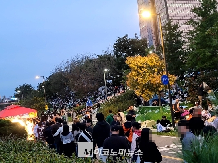 푸드트럭 앞에 길게 늘어선 줄 