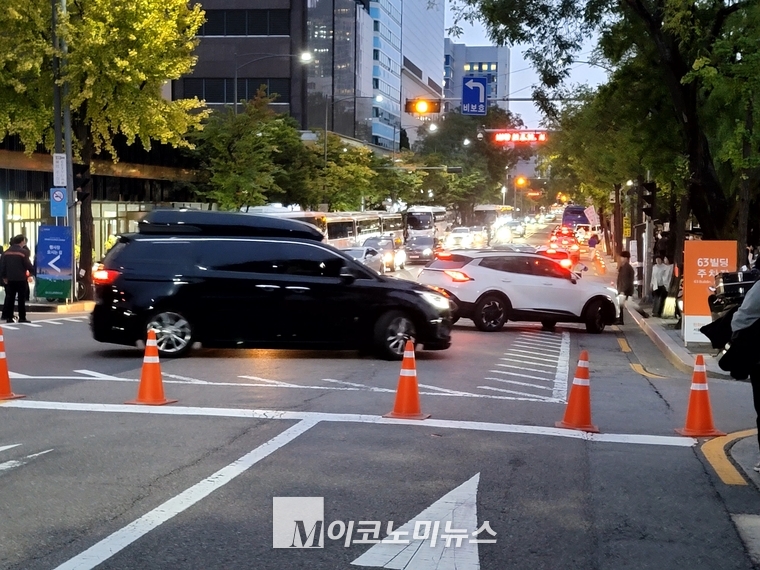 도로가 통제되어 되돌아 가는 차량들 