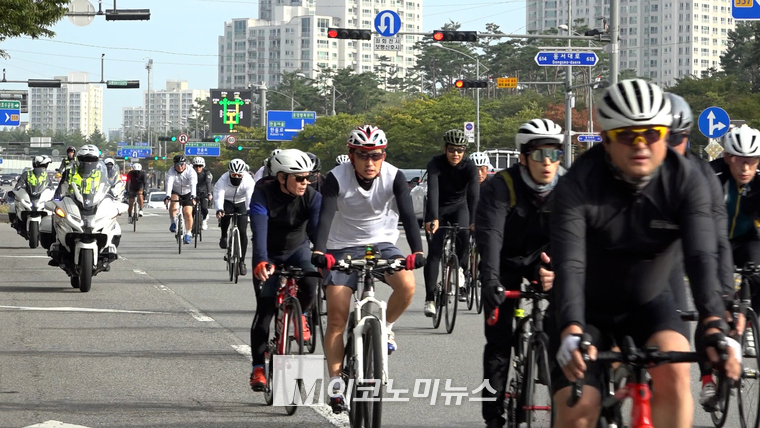 탄소중립 녹색성장 제1회 고양 자전거대축제에서 고양시 일대 도로를 달리고 있는 라이더들.