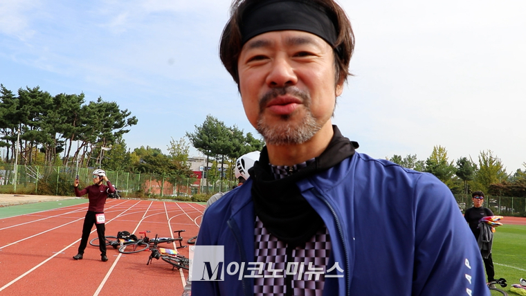 (사)대한스포츠문화교류협회의 자전거 홍보대사를 맏고 있는 탤런트 김홍표씨는 “국민 모두가 일상생활에서 자전거를 타면 탄소중립에도 크게 이바지할 것”이라고 강조한다.