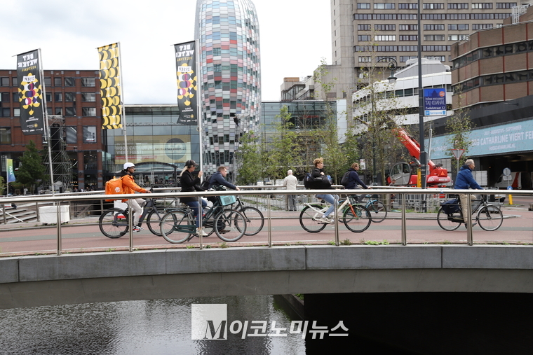 자연하천으로 복원하면서 놓여진 다리를 통해 시민들은 집과 시내를 자유롭게 왕래할 수 있게 되었다. 복개천이 사라지면서 친수공간이 생기고 주말이면 공연이나 문화행사가 이곳을 중심으로 펼쳐지고 시민들은 자전거를 이용해 부담없이 즐길 수 있게 되었다. 
