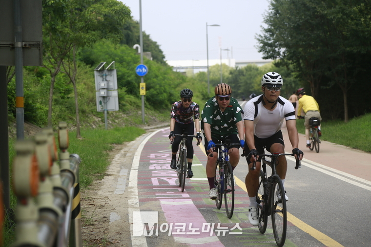 자전거 이용 활성화에 관한 법률(자전거법) 제4조(국가와 지방자치단체의 책무)1항에 따르면 국가와 지자체는 자전거 이용자가 안전하게 편리하게 자전거를 탈 수 있도록 종합적인 시책을 마련해야한다.고 규정하고 있다. 이에 따라서 지방자치단체는 자전거 이용 활성화와 여건 개선을 위한 조례를 제정해야 지역 실정에 맞게 시행해야 한다. 그러나 자전거 정책은 후순위로 밀려나 형식에 그치고 있는 지자체도 많다. 