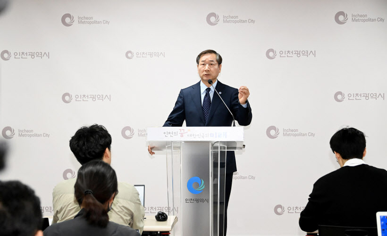 유정복 인천시장이 6일 시청 브리핑룸에서 김포시의 서울시 편입과 관련해 입장문을 발표하고 있다. 2023.11.6 /인천시 제공