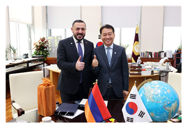 2030 부산세계박람회 배지를 착용한 이광재 국회사무총장과 나리베키얀 아르메니아 국회사무총장 (사진=국회사무처 사진팀)
