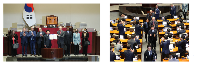 (좌) BIE 실사단에 결의안을 전달하는 김진표 국회의장 (우)▲의원들의 박수를 받으며 퇴장하는 BIE 실사단<br>
(사진=국회사무처 사진팀)<br>
