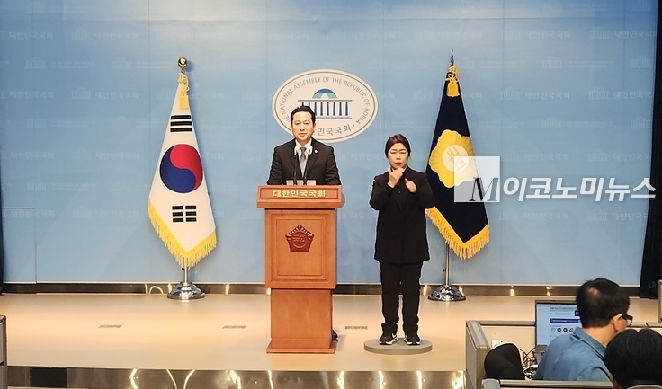 국민의힘 장동혁 원내대변인이 5일 오전 국회 소통관에서 기자회견을 열고 민주당이 방송통신위원장에 대한 탄핵 실패 이후에도 분풀이를 멈추지 않고 있다고 강하게 비판했다. 