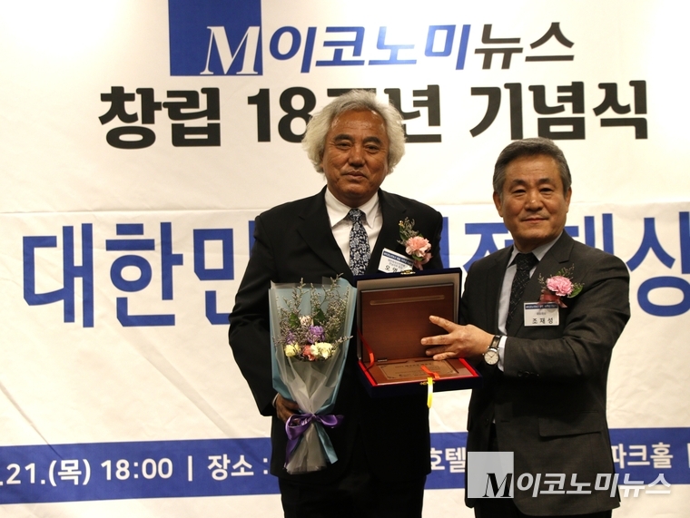 (좌) 오영록 대한파워보트연맹 전남지부 회장 (주) 조재성 M이코노미뉴스 대표이사 