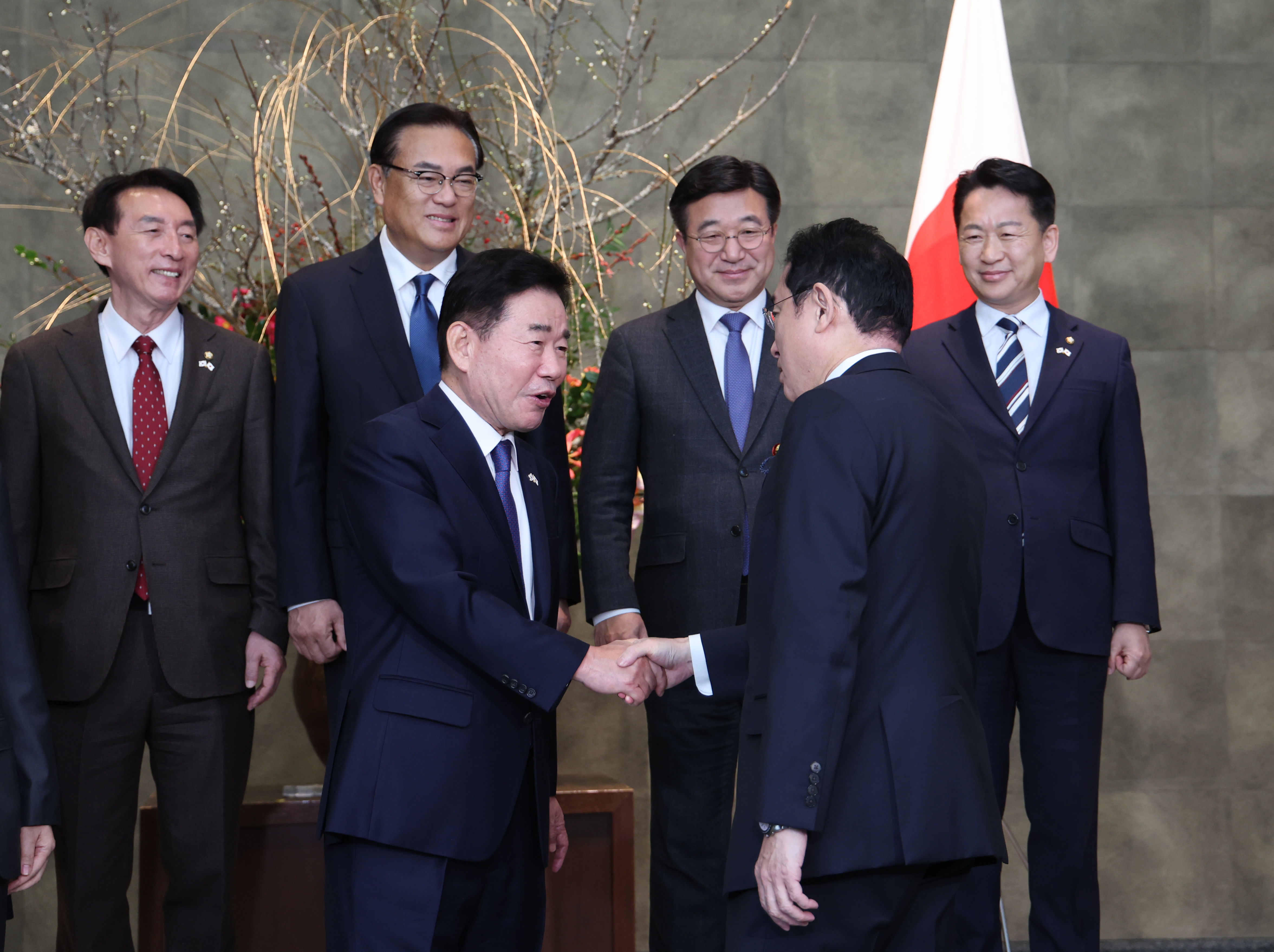 김진표 국회의장이 기시다 일본 총리와 악수하고 있다.