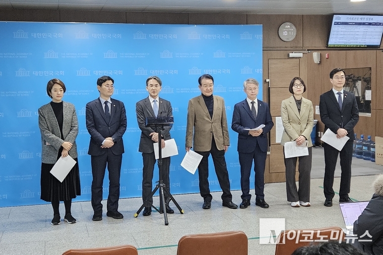 더불어민주당 소속 과학기술정보통신위원회 위원들이 28일 오전 10시 국회 소통관에서 김홍일 방송통신위원장 후보자에 대한 '5대 부적격 사유'를 기자들에게 설명하고 있다. 