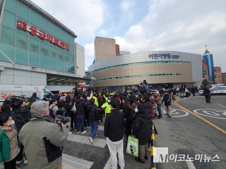 서울대병원 앞에 민주당 지지자와 취재진들이 몰려 있다.
