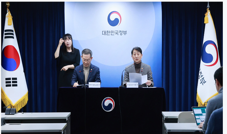 안덕근 산업통상자원부 장관은 2024. 1. 15(월) 15:30 서울 종로구 정부서울청사 합동브리핑룸에서 이종호 과학기술정보통신부 장관과 ‘민생을 살찌우는 반도체 산업’이라는 주제로 열린 “국민과 함께하는 민생토론회(반도체)”주요내용과 관련하여, 기자단에게 브리핑을 한 후 질의응답의 시간을 가졌다.