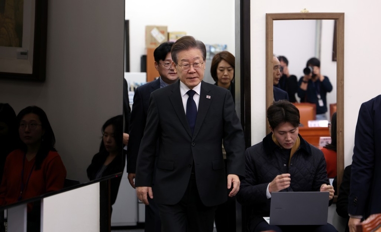 이재명 당대표가 2023.12.08.(금) 국회 본청 당대표회의실에서 열린 최고위원회의를 주재하기 위해 들어가는 모습.