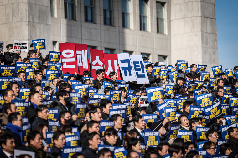  2024.01.16.(화) 더불어민주당이 국회 본청 앞 계단에서 당대표 정치테러 은폐수사 규탄대회에 참석하여 규탄발언을 하고 있다.