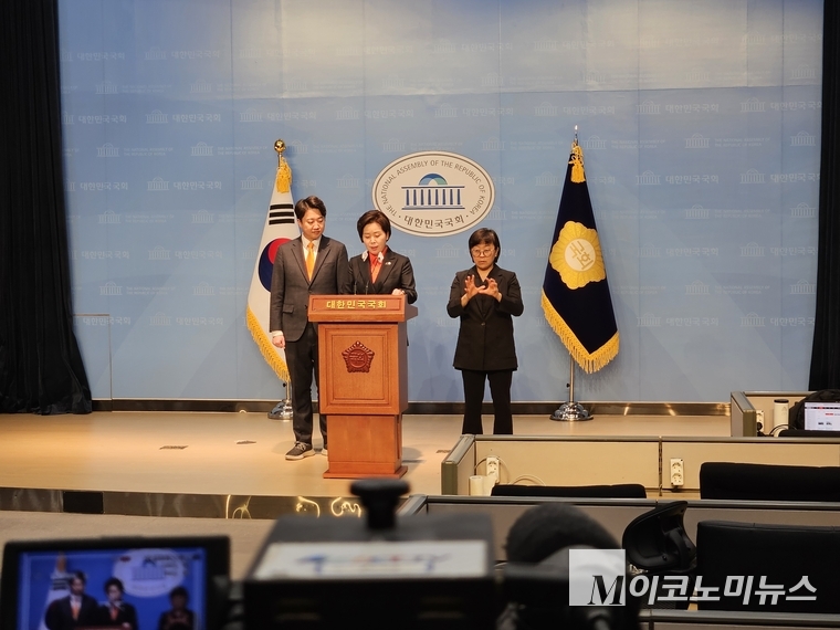 개혁신당 이준석 대표와 한국의희망 양향자 대표는 24일 오후 2시 국회소통관에서 두 정당의 합당을 선언히는 기자회견을 가졌다.