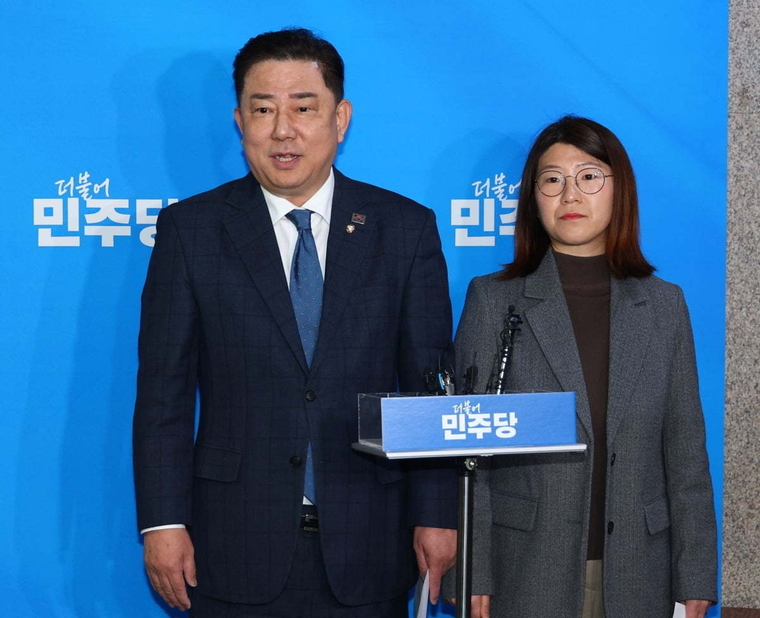 더불어민주당 김병기 의원과 박희정 중앙당공직선거후보자추천관리위원회 대변인이 15일 국회에서 3차 공관위 심사결과를 발표하고 있다.<br>
