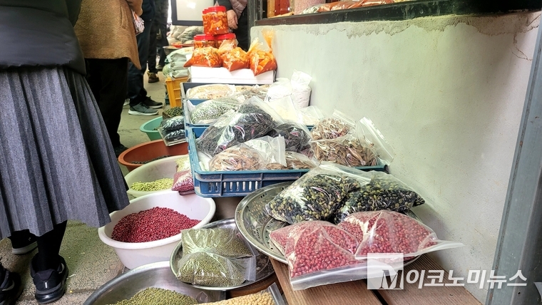 시장 안의 좁은 골목은 가게에서 내놓은 매대((賣臺) 때문에 아주 복잡했다. 각종 콩이며 김치며 각종 곡식과 반찬거리가 많았다. / 사진 이정훈 기자 <br>
