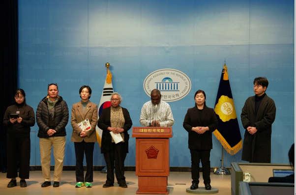 호주 티위삼 원주민 3명은 고향 땅에 한국의 기업 등이 가스전 개발을 하게되면 원주민의 삶의 터전이 크게 훼손할 것을 우려하며 한국 기업과 금융기관이 관련 사업의 참여를 철회할 것을 호소하기 위해 한국을 방문,했다. 이들은 27일 오전 국회소통관에서 기자회견을 열었다. 