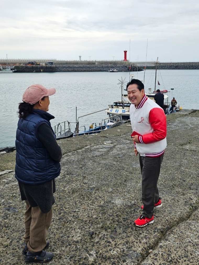 외연도를 방문한 장동혁 후보가 지역주민과 인사를 나누고 있다. 사진=장동혁 후보 사무실 제공 