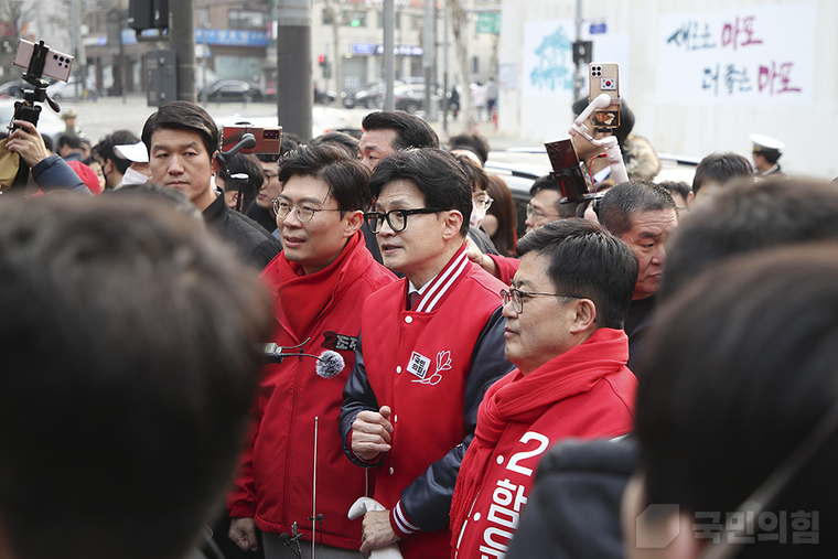 19일 오후 한동훈 비상대책위원장은 서울시 마포구에 위치한 경의선숲길을 찾아 조정훈 마포(갑) 후보와 함운경 마포(을) 후보를 지지하기 위하여 경의선숲길을 방문하여 시민들과 인사를 나누었다. 사진=국민의힘 
