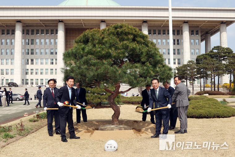 김진표 의장과 참석자들이 제79회 식목일 기념 식수를 하고 있다.
