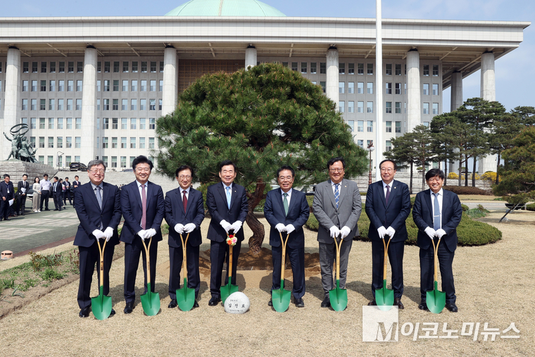 김진표 의장이 식수행사 참석자들과 기념촬영을 하고 있다. 왼쪽부터 박장호 사무차장, 박상철 입법조사처장, 이명우 도서관장, 김진표 국회의장, 백재현 국회사무총장, 조의섭 예산정책처장, 권영진 입법차장, 김교식 의장비서실장