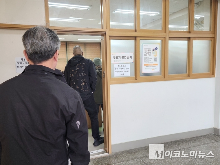 제22대 국회의원 선거일인 10일 오전 서울 영등포구 여의도중학교에 마련된 제4투표소로 유권자들이 소중한 한 표를 행사하기 위해 들어가고 있다. 