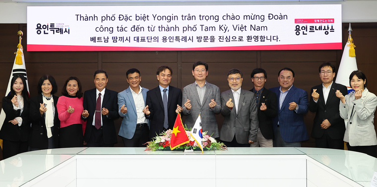 이상일 용인특례시장(가운데)이 15일 베트남 꽝남성 땀끼시 관계자들과 기념촬영을 하고 있다