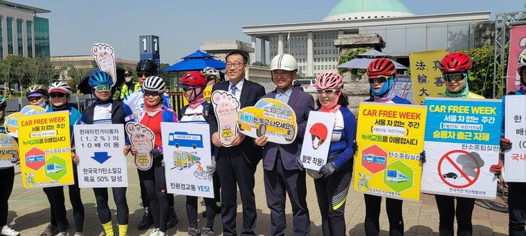 이용빈 의원은 한국자전거단체협의회, 국토종주자전거길안전지킴이단연대, 전국자전거길잇기국민연합, 자전거사랑전국연합회, 천만인자전거타기운동본부, 국토자전거인프라연대, 사랑의 자전거 등 단체들, 시민 50여명과 함께 ‘2024 자전거의 날 기념 홍보캠페인’을 열었다.