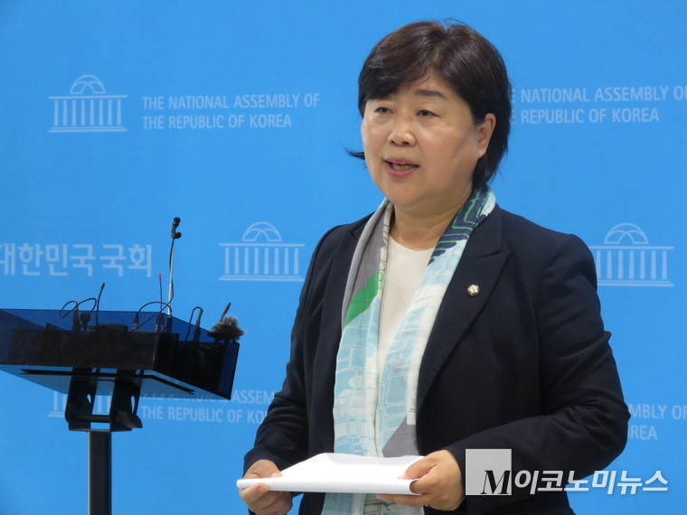 더불어민주당 서영교 최고위원이 22일 오후 국회에서 기자회견을 열고 원내대표 선거 불출마를 선언했다. 