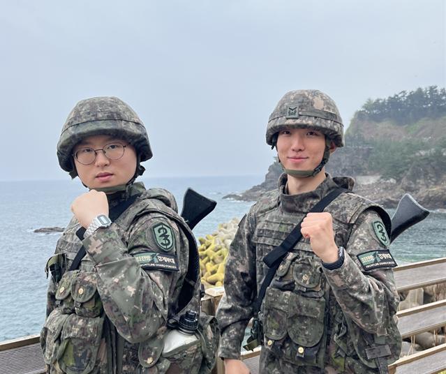 <strong>김관우(오른쪽) 중사와 김재민 병장/ 사진 연합뉴스 </strong>