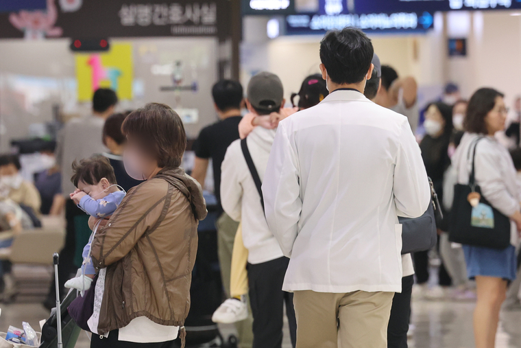 의대 교수들이 사직서를 제출한 지 한 달이 다 되어가며 사직이 현실화할 수 있다는 우려가 제기되는 가운데 24일 서울 시내 한 대학병원에서 의료 관계자가 이동하고 있다. / 사진 = 연합뉴스 
