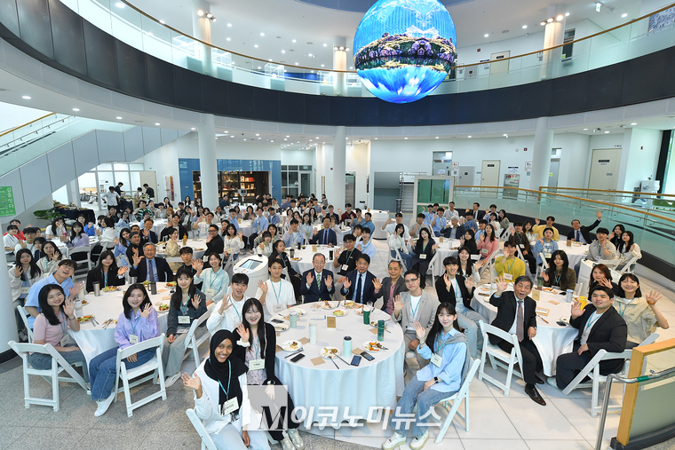 전국 55개 대학의 대학생 100명을 비롯해 반기문 제8대 UN 사무총장 등이 기념촬영을 하고 있다 <대자연 제공>