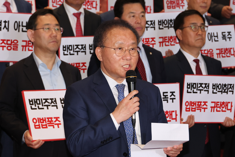 국민의힘 윤재옥 원내대표 겸 당 대표 권한대행이 2일 오후 국회 본회의장 앞 계단에서 '채상병 특검법'을 단독 처리한 야당을 규탄하고 있다. 사진=연합뉴스
