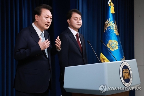 윤석열 대통령이 7일 서울 용산 대통령실에서 신임 민정수석으로 내정한 김주현 전 법무차관을 소개하고 있다.. (사진=연합뉴스)