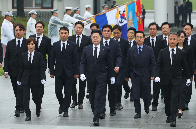 더불어민주당 박찬대 신임 원내대표와 원내지도부가 7일 오전 서울 동작구 국립서울현충원을 참배하고 있다.. (사진=연합뉴스)