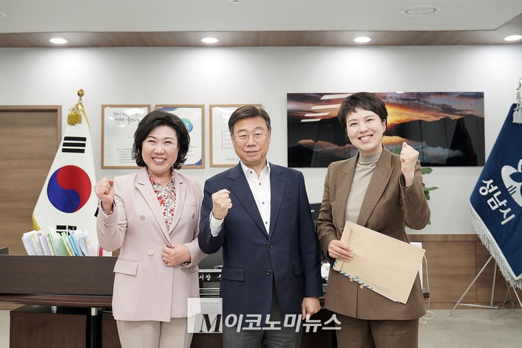 왼쪽부터 오찬숙 교육장, 신상진 성남시장, 김은혜 국회의원 당선인 <성남시 제공>