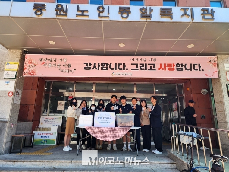 분당아람고등학교 2학년 베이커리경영과 학생들이 어버이날을 맞아 직접 만든 단팥빵 250인분을 중원 노인종합복지관에 전달했다 <성남교육지원청 제공>