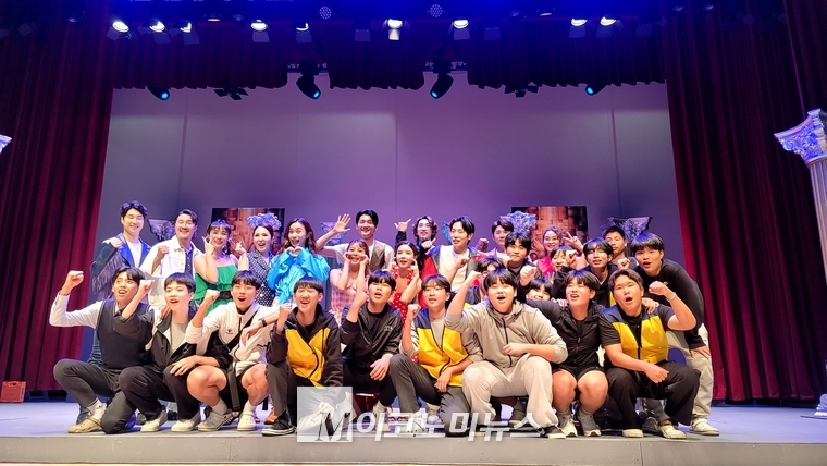 7일 공연이 끝난 후 배우들과 구례군 청소년들이 기념촬영을 하고 있다. 장소는 구례군 섬진강아트홀 