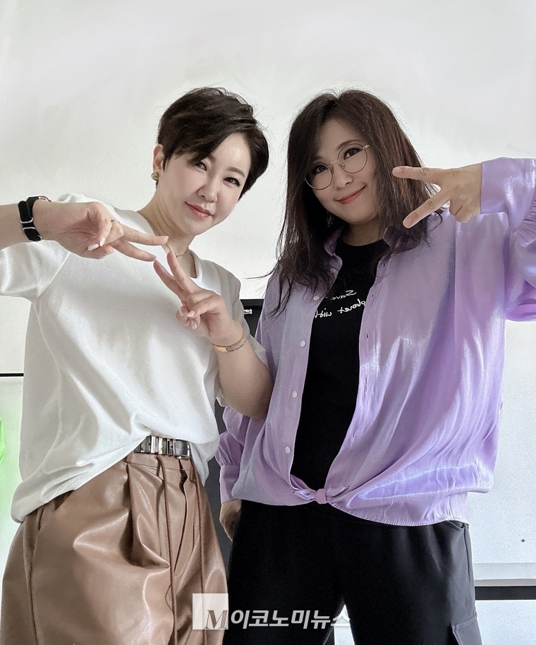그룹 자양강장 (왼쪽 가수 신수아, 오른쪽 가수겸 프로듀서 미기 ) <BE컴퍼니 제공>