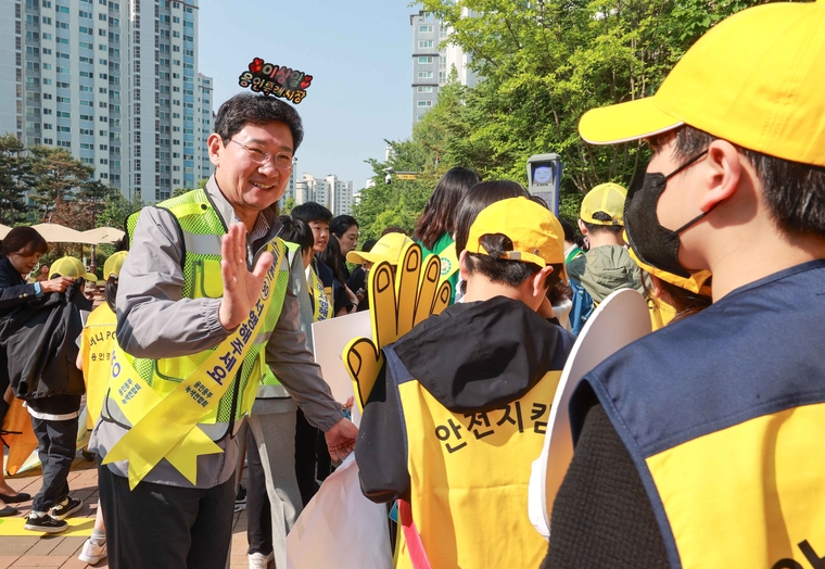 이상일 용인특례시장이 용인백현초등학교를 방문, 학생들의 등굣길 보행 안전을 위한 캠페인 등의 활동을 벌였다 <용인시 제공>
