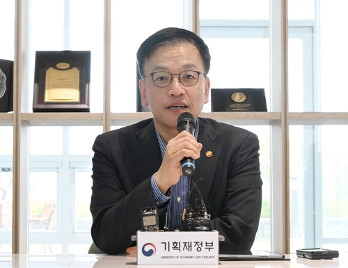 최상목 부총리 겸 기획재정부 장관이 지난 10일 반도체 기업 에이치피에스피(HPSP)에서 열린 기자 간담회에서 발언하고 있다. 기획재정부 제공. 